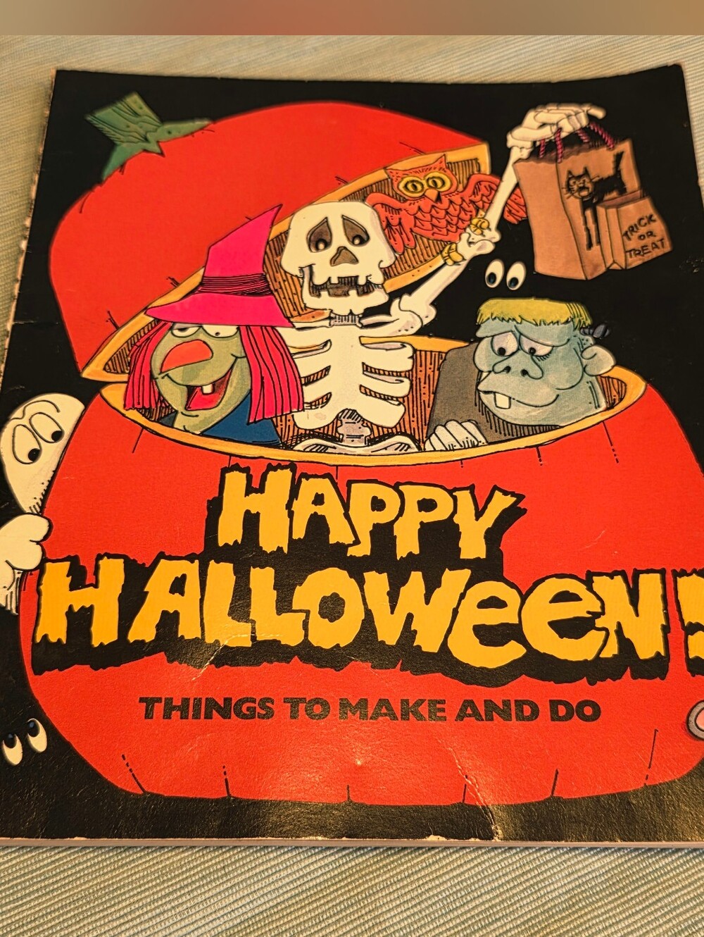 VTG Happy Halloween Things To Make & Do Book